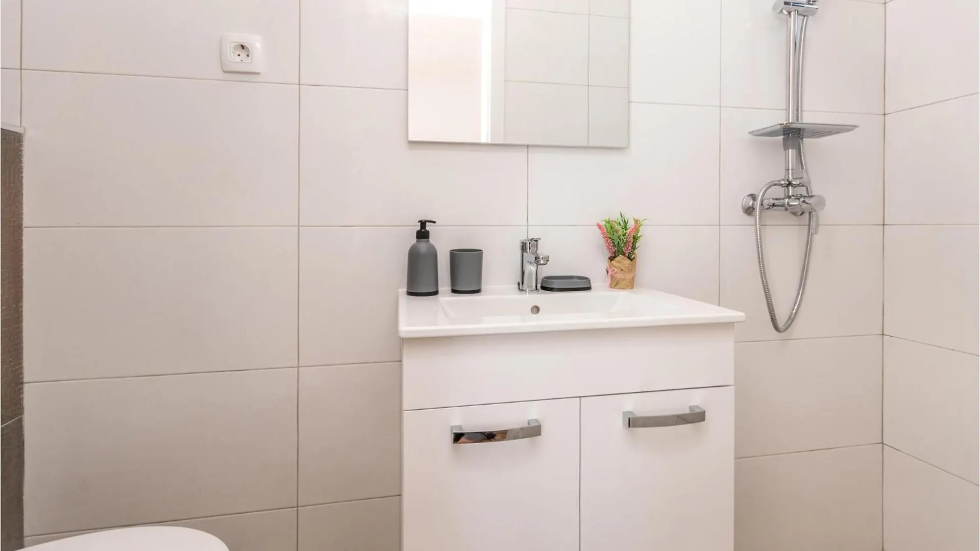 3 Bedroom Beautiful Home In Rastane Donje Donje Rastane 0*,